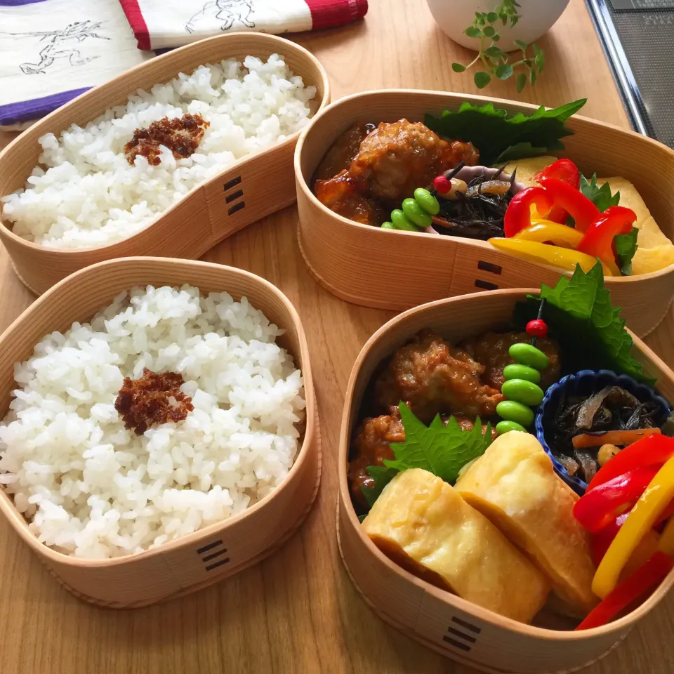 Snapdishの料理写真:🍱２０１９年１０月１４日（月曜日）☀️                   蓮根ボール甘酢あん、 ひじきの五目煮、 パプリカ塩炒め、 玉子焼き、枝豆串、 かつお節佃煮|mutsumi☺︎さん