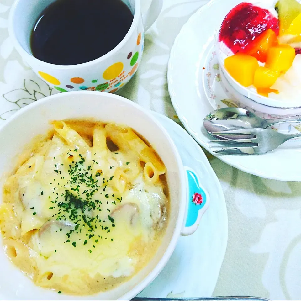 Snapdishの料理写真:マカロニグラタンのランチ
デザートはフルーツヨーグルト|🍒ふみりん🍒さん