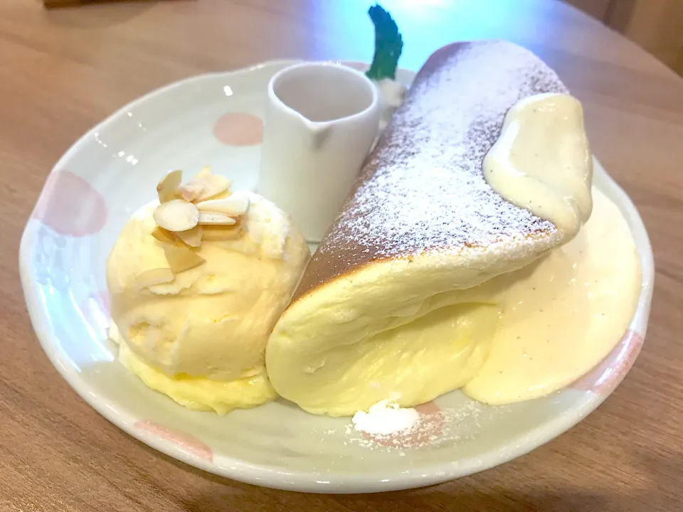 Snapdishの料理写真:Pancake with honey vanilla ice cream|Sky Blueさん