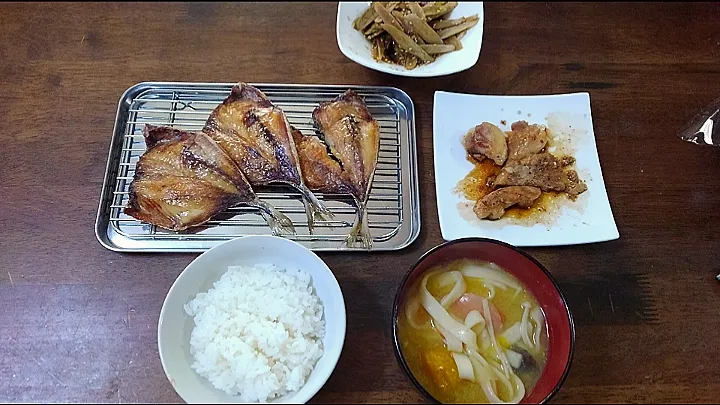 朝ごはん🌄🍴
アジの一夜干しの素あげ
きんぴらゴボウ
ほうとう鍋
豚ロースステーキ
ご飯

野菜がない！茶色い朝ごはん😅|にゃんず6さん