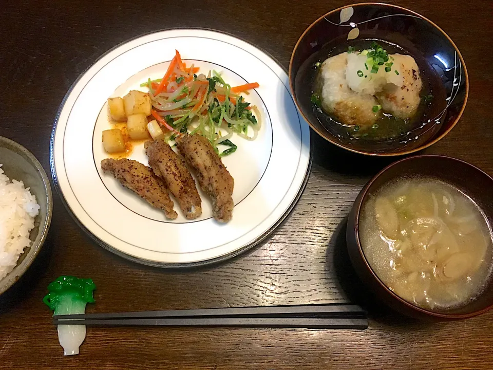 鳥手羽スパイス焼き、ナムル、揚げだし里芋、お味噌汁|カドラさん