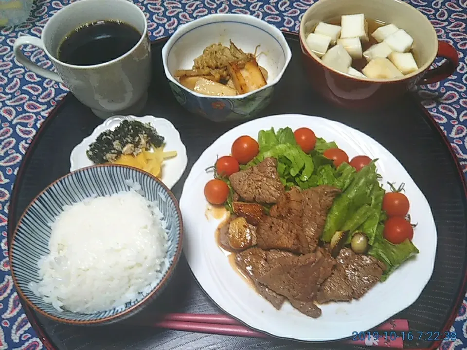 よねばーばの朝ごはん
牛ロース焼肉、レタストマト添え
半ペンのお汁
れんこんとえのきの炒め物
漬物、ご飯、コーヒー
リケンのバジルドレッシング
昆布つゆ|yoneばーばさん