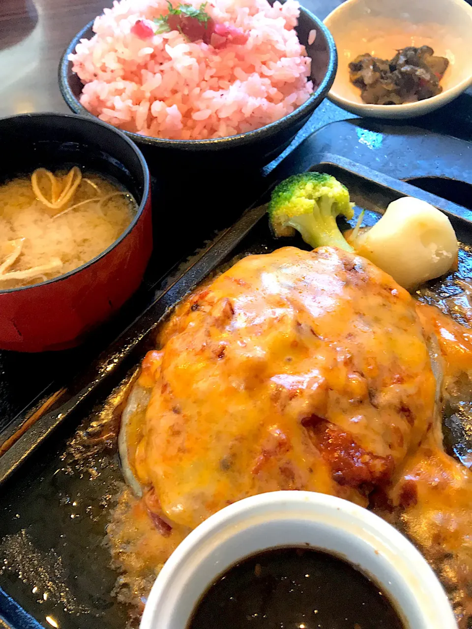 ステーキ『贅』の2種のチーズの濃厚ハンバーグランチ🥩890円也🐮|ま〜てぃんさん