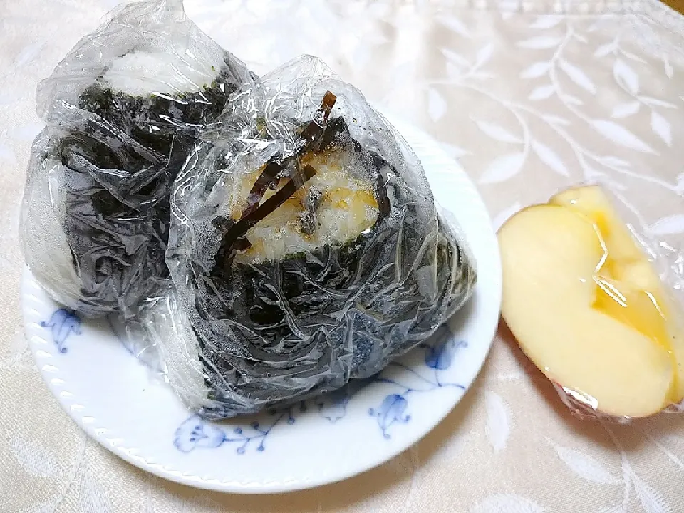 10/16の夜勤弁当
おにぎり🍙二種
めんたいマヨ、昆布佃煮|卯月さん