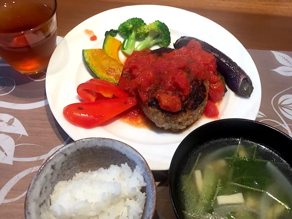 Snapdishの料理写真:晩御飯
ハンバーグトマトソース、ナス、パプリカ、ブロッコリー、かぼちゃ、白米、玉ねぎと小松菜と豆苗の吸い物、ルイボスティー|かよちゃんさん