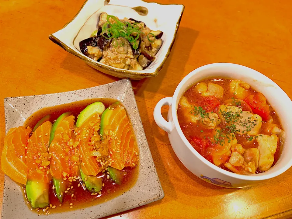 チキンのトマト煮、茄子のそぼろ煮、サーモンアボカド|d(･ω´･o)さん