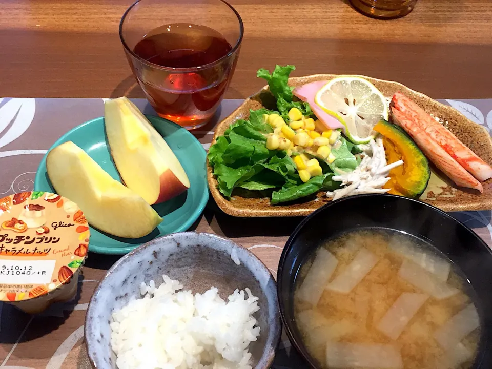 Snapdishの料理写真:朝ごはん
ほぼかに、ハム、焼きかぼちゃ、レモンの蜂蜜漬け、グリーンリーフ、コーン、ごぼうサラダ、白米、大根と揚げの味噌汁、林檎、キャラメルプリン|かよちゃんさん