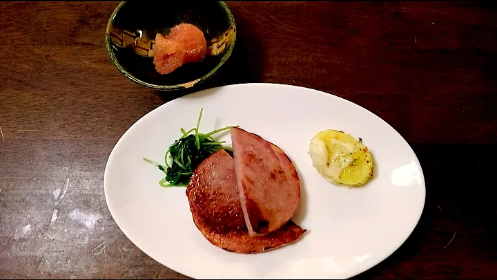 朝ごはん🌄🍴
辛子明太子
ハムステーキ
豆苗炒め
ポテトサラダ

今日は寝坊したのでお味噌汁なし。|にゃんず6さん