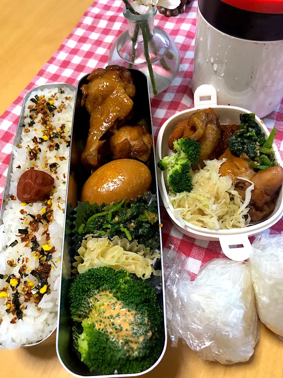 手羽元と卵の甘辛煮　キャベツサラダ　ほうれん草胡麻和え　ブロッコリー🥦 弁当|Kumiko Kimuraさん