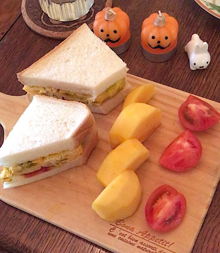 Snapdishの料理写真:朝ごはん#パンプキンオムレツサンド🎃|小松菜さん