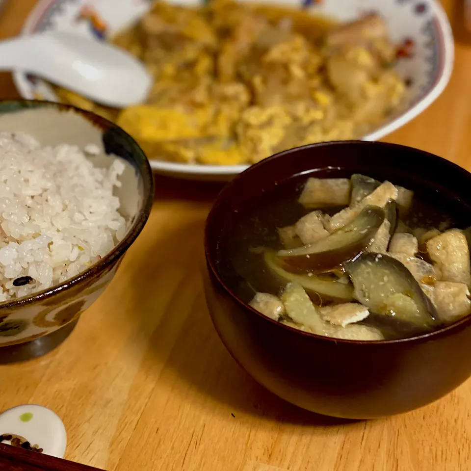 Snapdishの料理写真:#今日のお味噌汁 なすと油揚げにごま油かけてみた！実はめちゃくちゃ薄味になっちゃったけどむしろごま油のコクが味わえましたよ|けんたろうさん