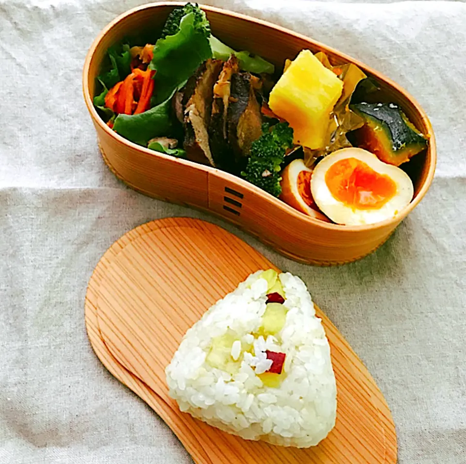 Snapdishの料理写真:さつまいもご飯のおにぎり🍙|かずぴょんさん