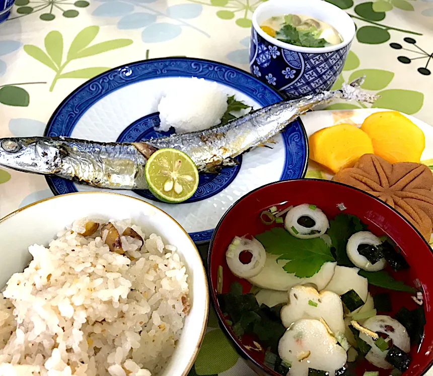 【秋刀魚ランチ】秋刀魚の塩焼き、松茸のお吸い物、茶碗蒸し、柿と紅葉饅頭|もちもちさん