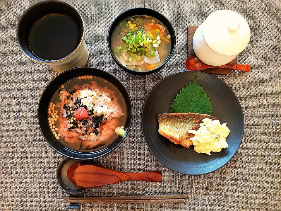 連休二日目の朝御飯🌄🍴
●梅茶漬け
●秋鮭のムニエル タルタルソースかけ
●すまし豚汁
●茶碗蒸し
●ルイボスティー|yokoさん