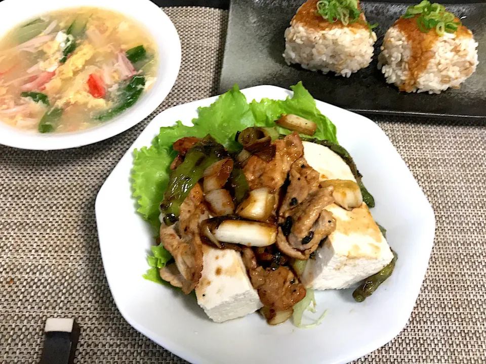 豆腐と豚ショウガ焼き風、チンゲンサイとカニカマの卵スープ、味噌焼きおにぎり|Tak@さん