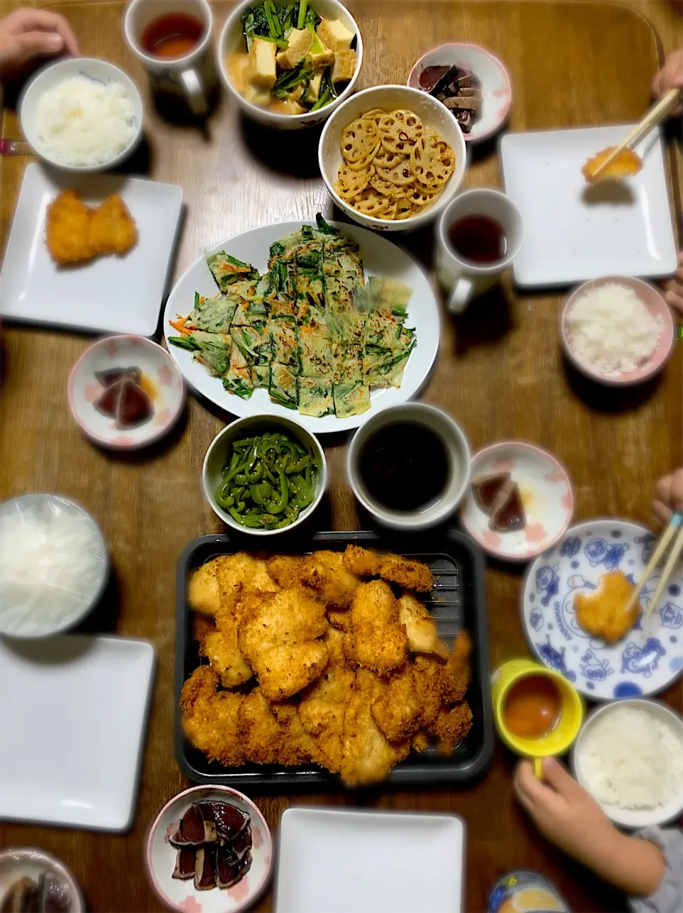 チキンカツ・鰹のタタキ・チヂミ・蓮根のきんぴら・小松菜と厚揚げの煮浸し・ピーマンのゴマ炒め|ちびろ菌さん