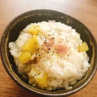 Snapdishの料理写真:サツマイモとベーコンの炊き込みご飯|BABUさん