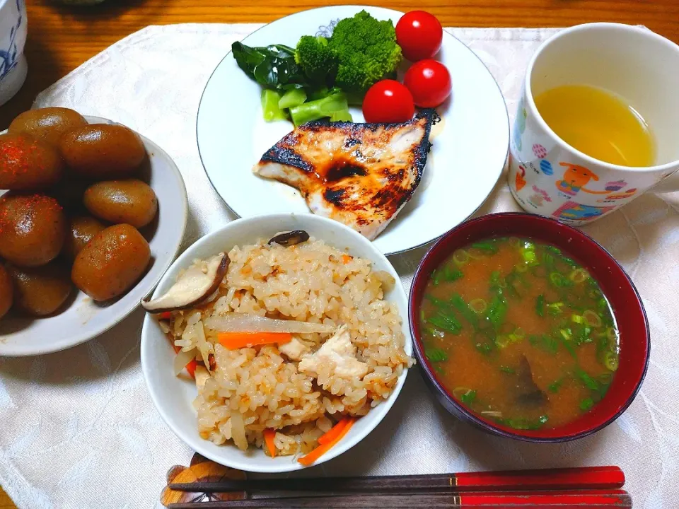 10/17の夕食
鶏ごぼう飯、里芋とえのき茸の味噌汁
カジキマグロの塩麹漬け焼き、玉蒟蒻の煮物|卯月さん