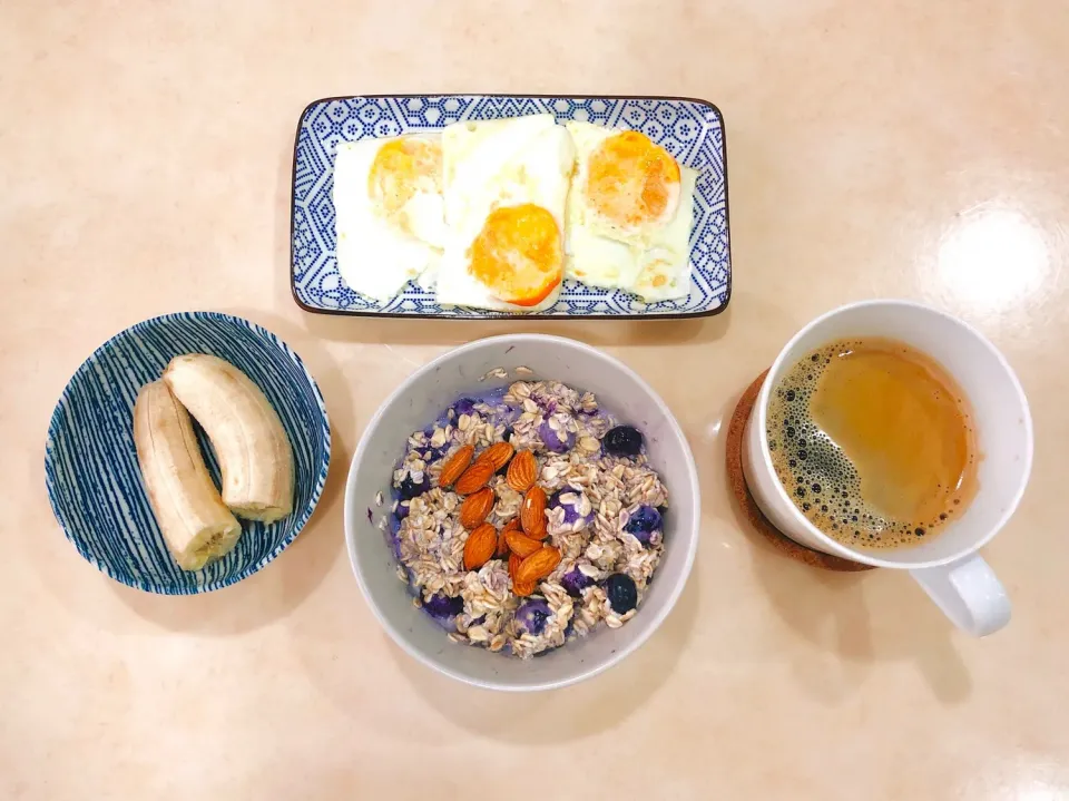 🥯日常の朝ごはん🍞 ナッツブルーベリーオートミール＆目玉焼きver.|Rina (˶‾᷄ ⁻̫ ‾᷅˵)さん