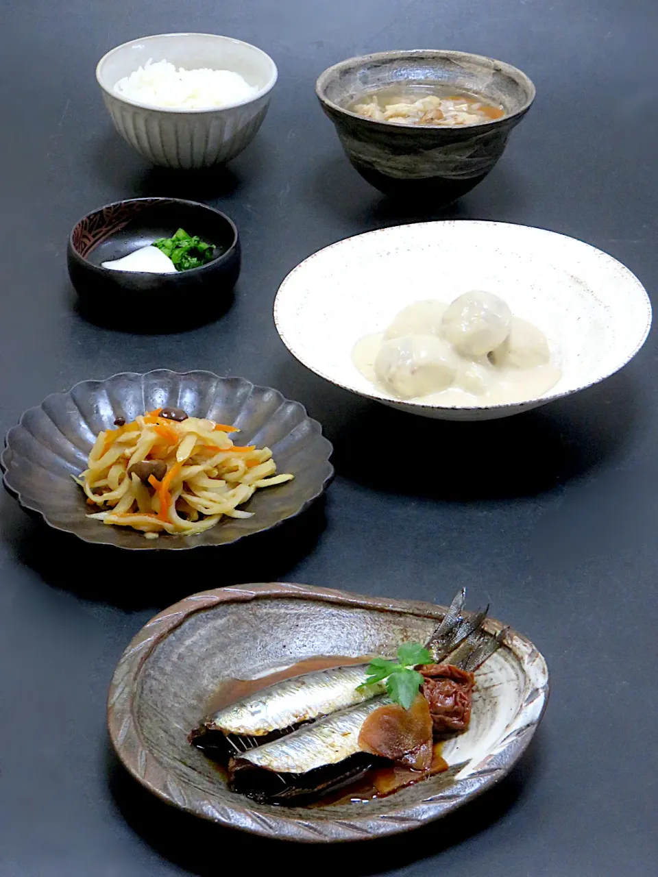 今晩は、いわしの梅干し煮、里芋の胡麻味噌煮、切り干し大根信田煮、蕪の漬物、そば米汁プルチー二風味、ご飯|akazawa3さん