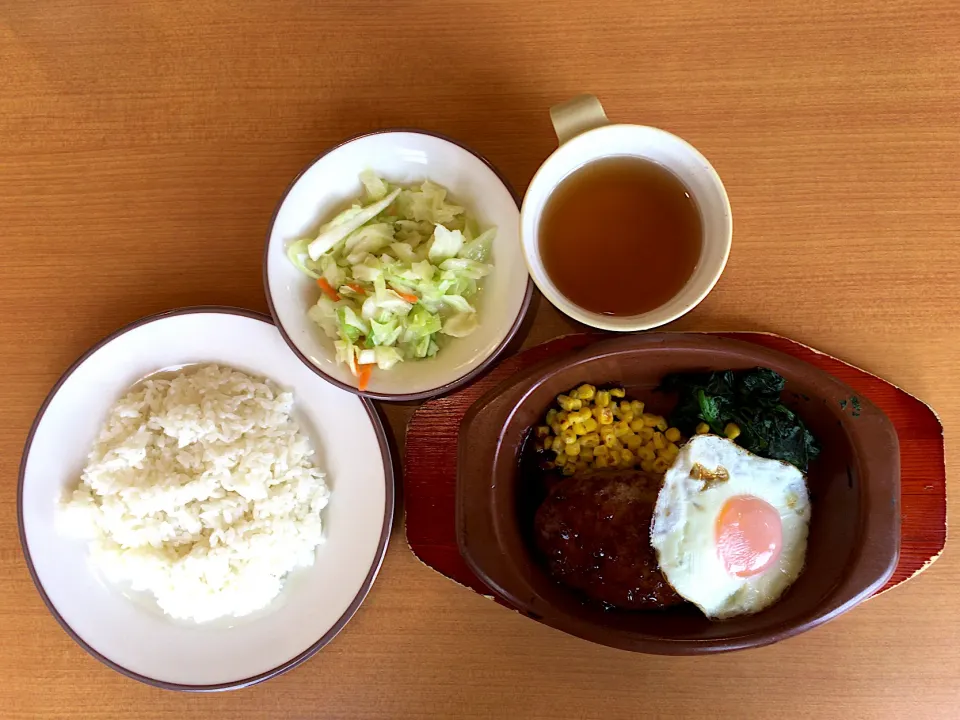 Snapdishの料理写真:サイゼリヤ オニオンソースのハンバーグランチ|ばーさんさん