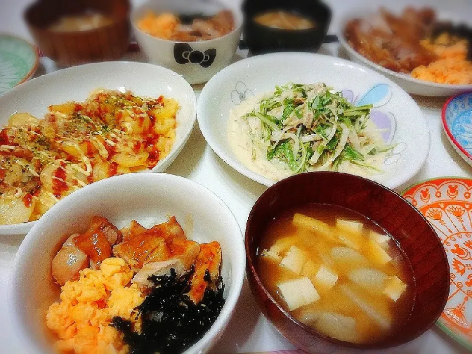 夕食(^ー^)
鶏照り丼(卵、海苔フレーク)
じゃがいものお好み焼き風
水菜と大根とツナサラダ
お味噌汁(里芋、油揚げ、豆腐)|プリン☆さん