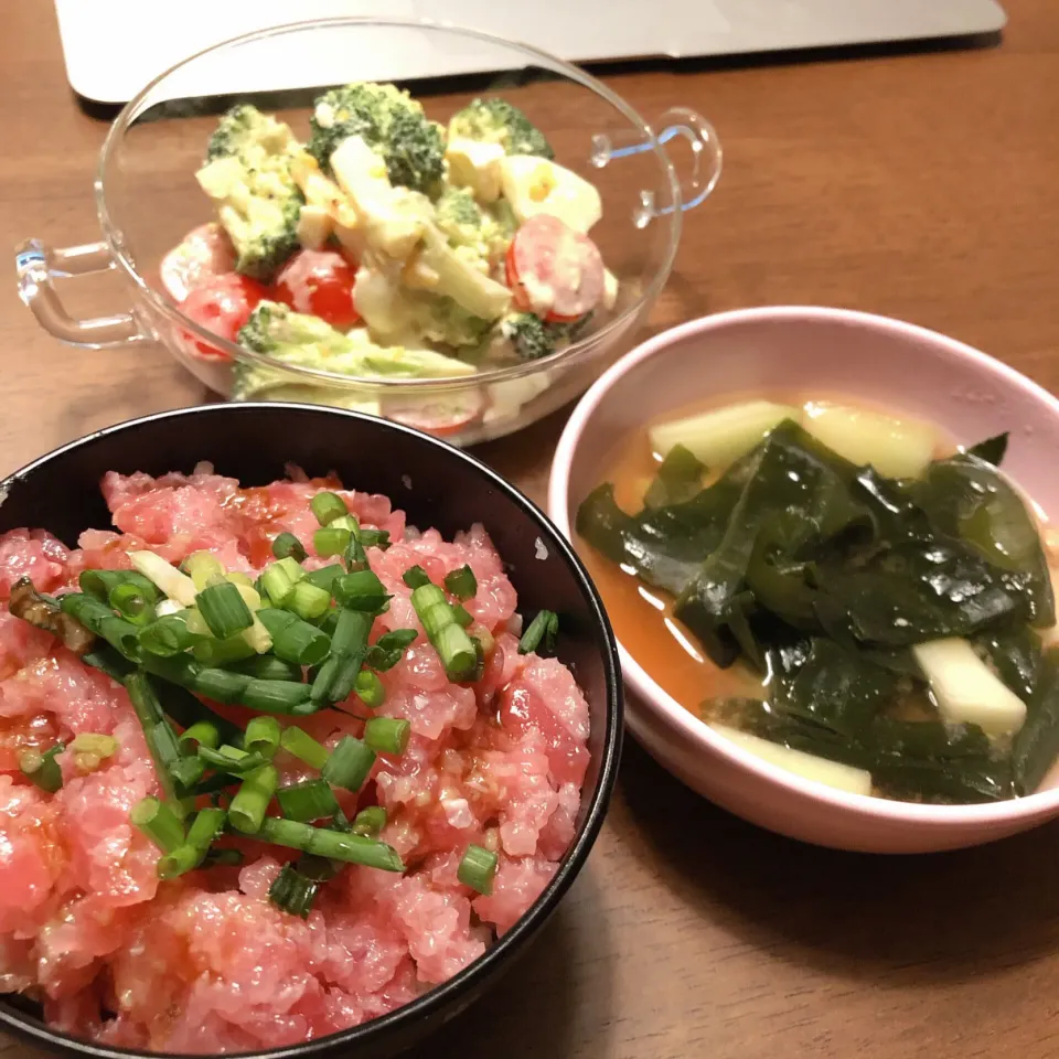 お味噌汁とブロッコリーとトマトのサラダと大量に作ったねぎとろ丼|薫子さん