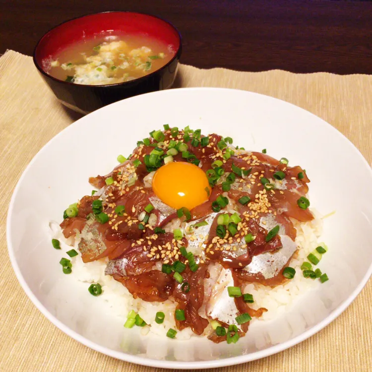 Snapdishの料理写真:イナダの漬け丼|おこばさん