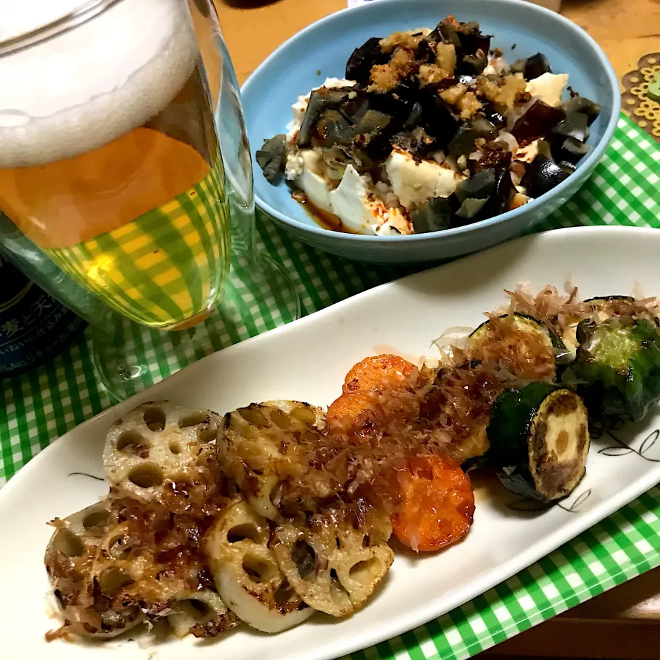 蓮根・人参・ズッキーニをオリーブオイル焼きして鰹節とポン酢でなっ💖ピータン豆腐が副菜です♫|こなちゅんさん