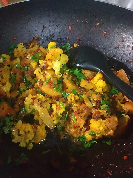 cauliflower n potato stirfry|hinaさん