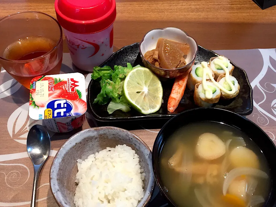 Snapdishの料理写真:朝ごはん
ちくわきゅうり、ほぼかに、茹でキャベツ、蜂蜜漬けレモン、大根と揚げの味噌煮、白米、かぼちゃと玉ねぎと揚げの味噌汁、ストロベリーヨーグルト、ブルーベリーヨーグルトプロテイン、ルイボスティー|かよちゃんさん