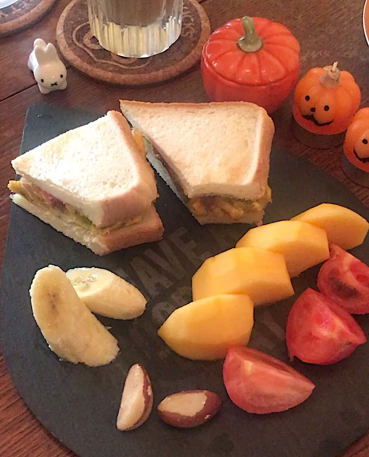 Snapdishの料理写真:朝ごはん #パンプキンオムレツサンド🎃|小松菜さん