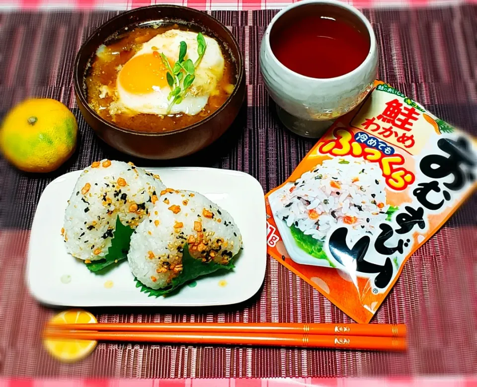 おむすび山で、
鮭わかめの紫蘇巻きおにぎり🍙
昨夜の土手鍋の残りに卵ぽちゃん🥚|yukaringoさん