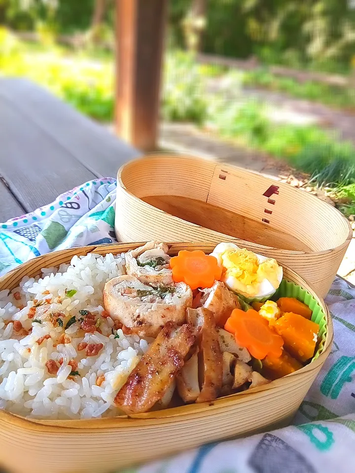 ごはん
ささみ梅しそ巻き
レンコンの青海苔炒め
にんじん
ゆで卵
かぼちゃクリームチーズ和え

天気も良くて涼しかったので公園でランチ。

ささみとレンコンがごはんに合ってて、もう少し米が欲しかったなぁ。|みわさん