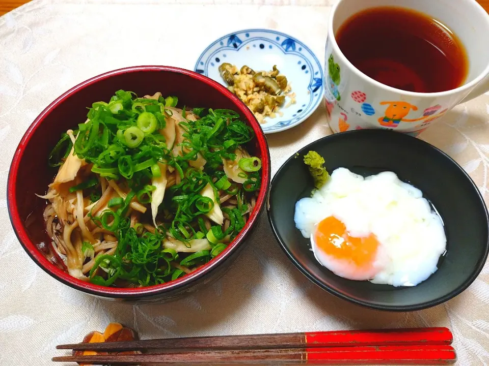 10/18の昼食
キノコと豚肉の煮込み蕎麦|卯月さん