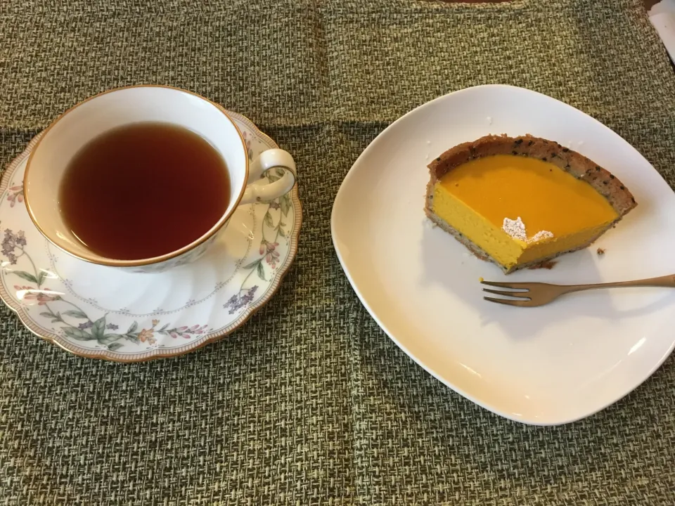 Snapdishの料理写真:かぼちゃのチーズケーキと紅茶|えみこさん