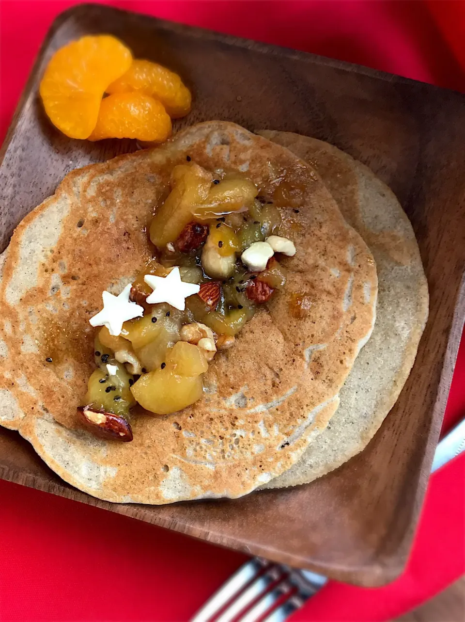 雑穀入り玄米パンケーキミックス🥞を        使ったパンケーキ😊🌈  キウイ🥝とりんご🍎のジャムにミックスナッツ🥜を入れると食感もアップ⤴️して美味しいです☺️🍴💕|めぐぐさん