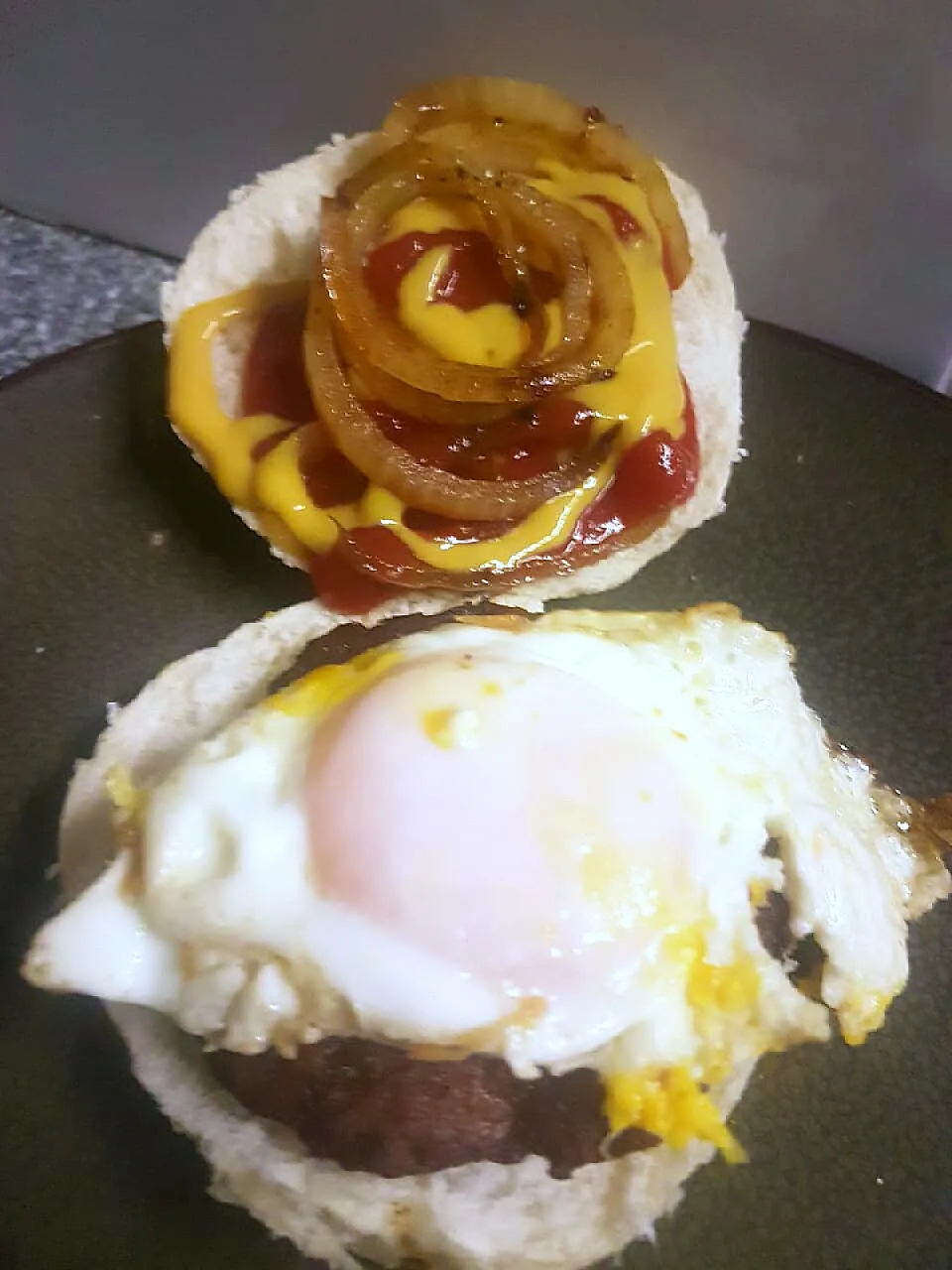 Snapdishの料理写真:Homemade Hamburgers|santieさん