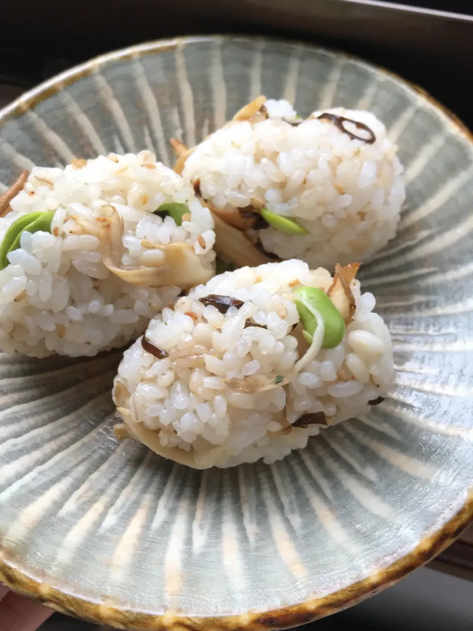 舞茸と塩昆布を炒めてご飯と混ぜ混ぜ🍙         枝豆もよく合いました🙆‍♀️✨|めぐぐさん