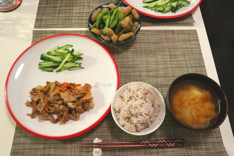 Snapdishの料理写真:今日の夕食 豚肉の生姜焼き、雑穀米、じゃがいもと玉ねぎの味噌汁、ゆで落花生と枝豆|pinknari🐰🌈さん