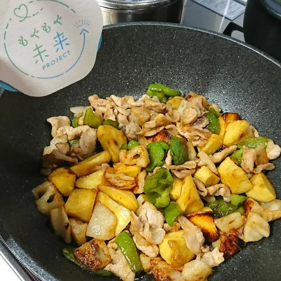 Snapdishの料理写真:さつまいも、蓮根、豚肉、ピーマンの味ぽんとハチミツ炒め🤗|しまだ ちえこさん