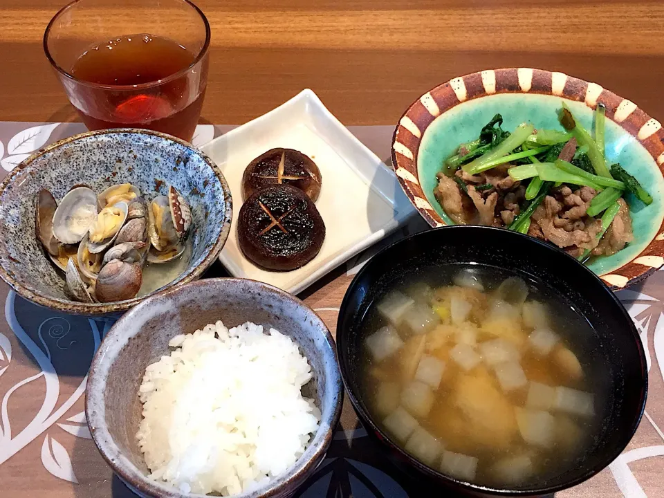 晩御飯
牛肉と小松菜の炒め物、焼きしいたけ醤油、あさりの酒蒸し、白米、大根とれんこんと肉団子の味噌汁、ルイボスティー|かよちゃんさん