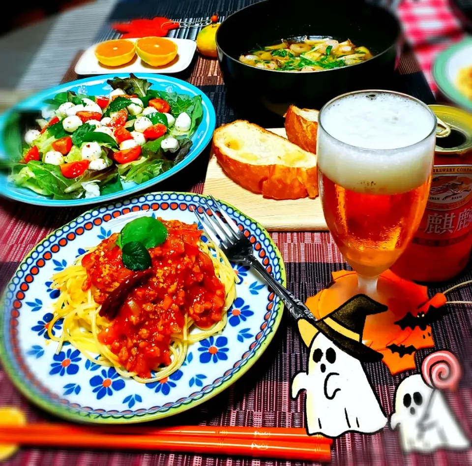 Snapdishの料理写真:🍁大豆のお肉でヘルシー
　大人のミ－トスパ🍝
🍁ひとくちモッツァレラとトマトの
　イタリア~ン🇮🇹なサラダ
🍁プリプリエビ🦐とエリンギ🍄の
　アヒ－ジョ
　バケットを添えて🥖
🍁愛媛のみかん🍊
🍁KIRIN本麒麟で🍺✨🍺
　とりあえずビ－ル🤣|yukaringoさん