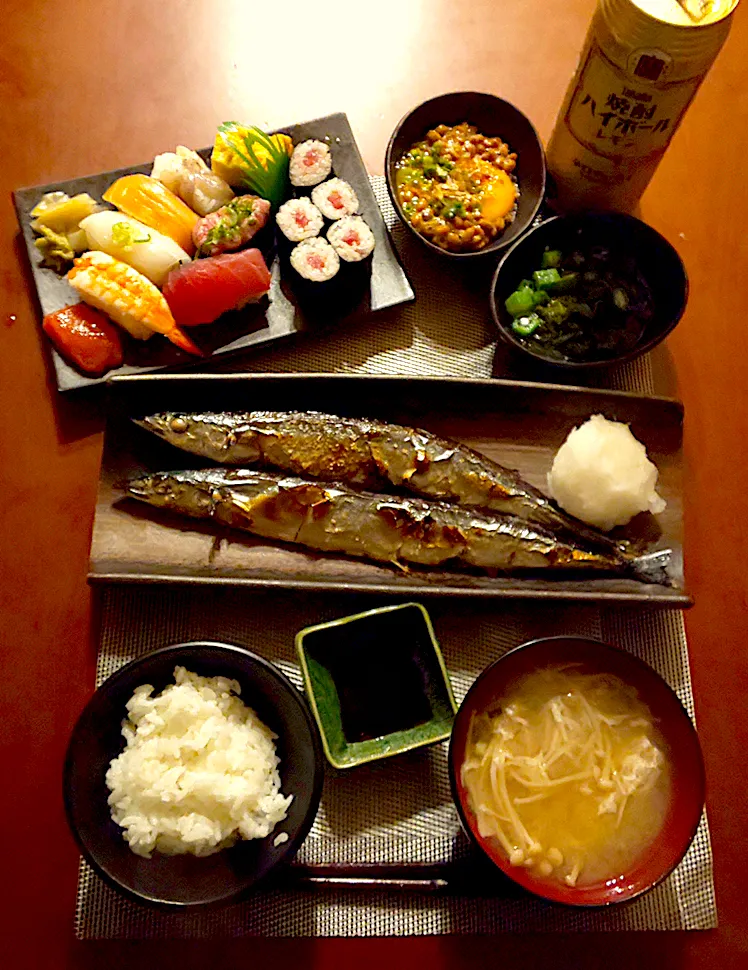 Today's Dinner🍴 めかぶ&ｵｸﾗ･卵黄納豆･秋刀魚の塩焼き･お寿司･白飯･えのきの淡雪お味噌汁|🌈Ami🍻さん