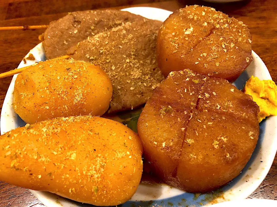 Snapdishの料理写真:黒おでん🍢（大根・じゃがいも・黒はんぺん）|ゆうじ.さん