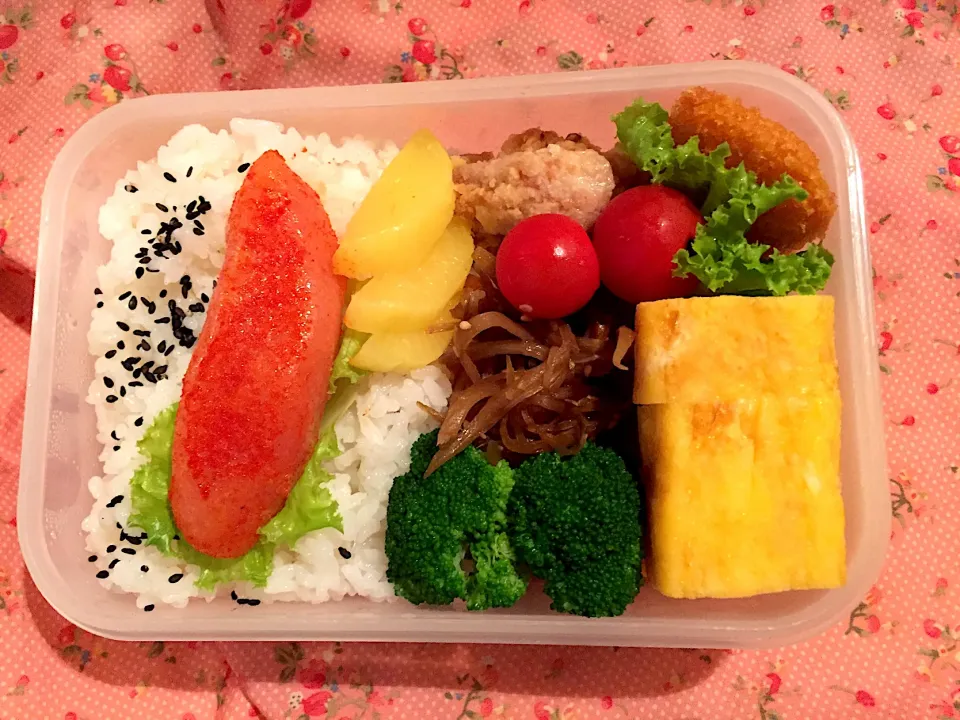 Snapdishの料理写真:2019年10月19日            旦那さんのお弁当🍱👨‍✈️👷🏻‍♂️👨‍🔧🚊✌️💪🏼💞🍱|Kodomo Cookingさん