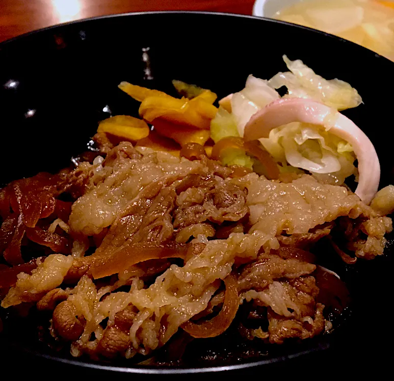 晩ごはん⭐️⭐️🔆                                            ごはんちょっと牛丼。|ぽんたさん