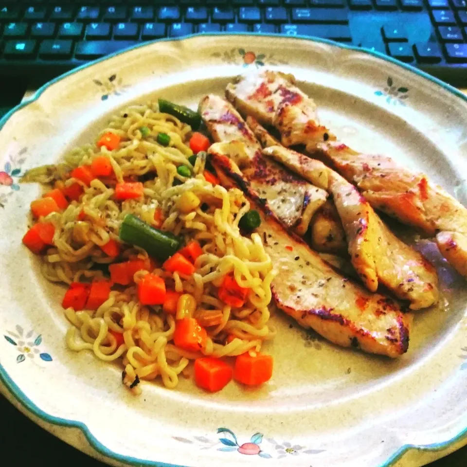 Snapdishの料理写真:chicken amd veggie ramen|joanna mooreさん