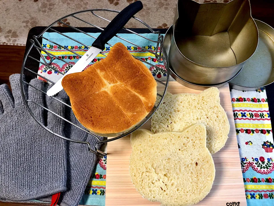 ねこの形をしたパン焼き型を使って焼いた可愛い『ねこ食パン・ねこパン』🐈|がぁがさん