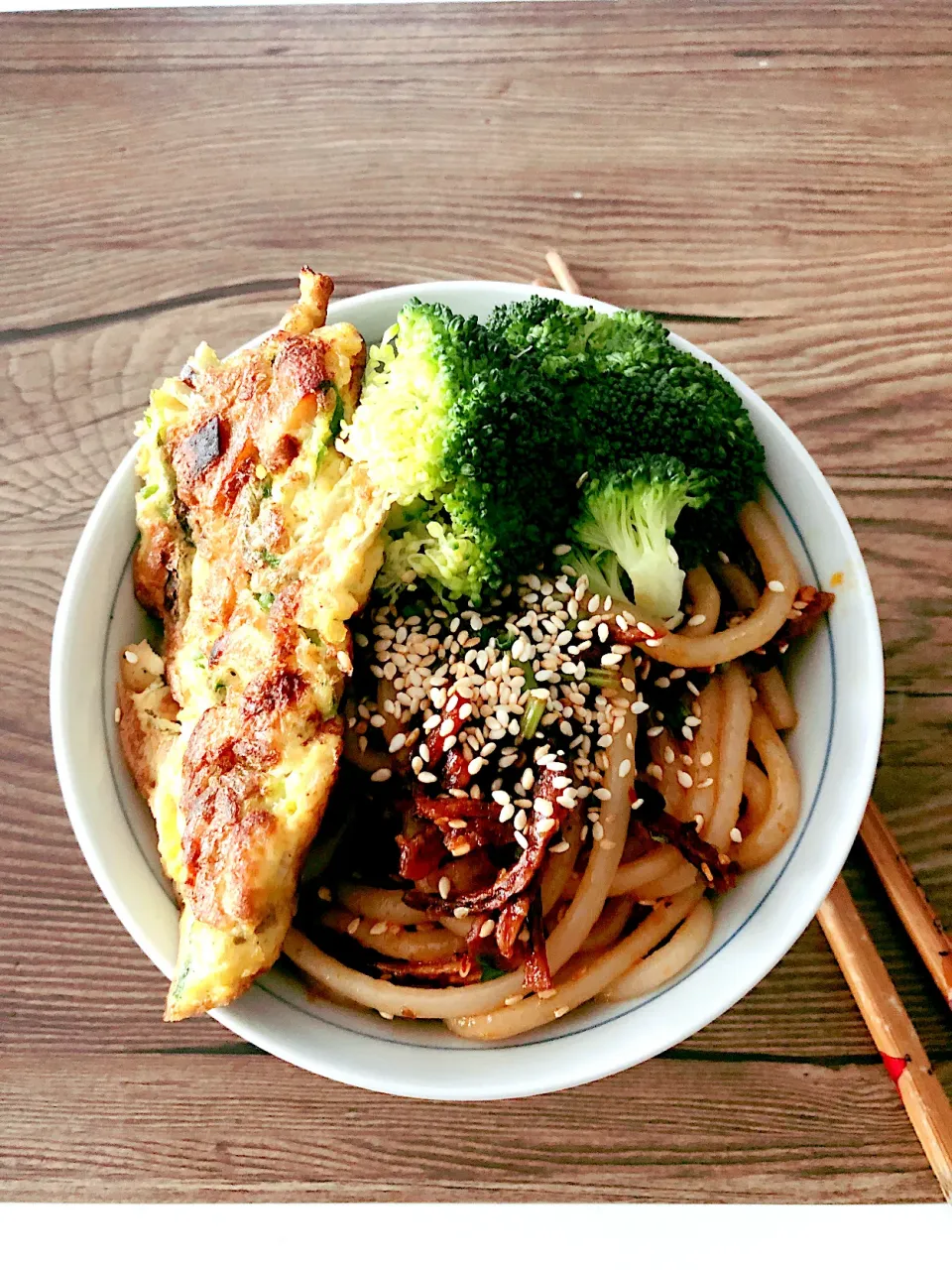 Appetizing breakfast! Spicy Black Vinegar Sauce Rice Noodle..topped with omelette & brocolli ❤️|Indulgeさん